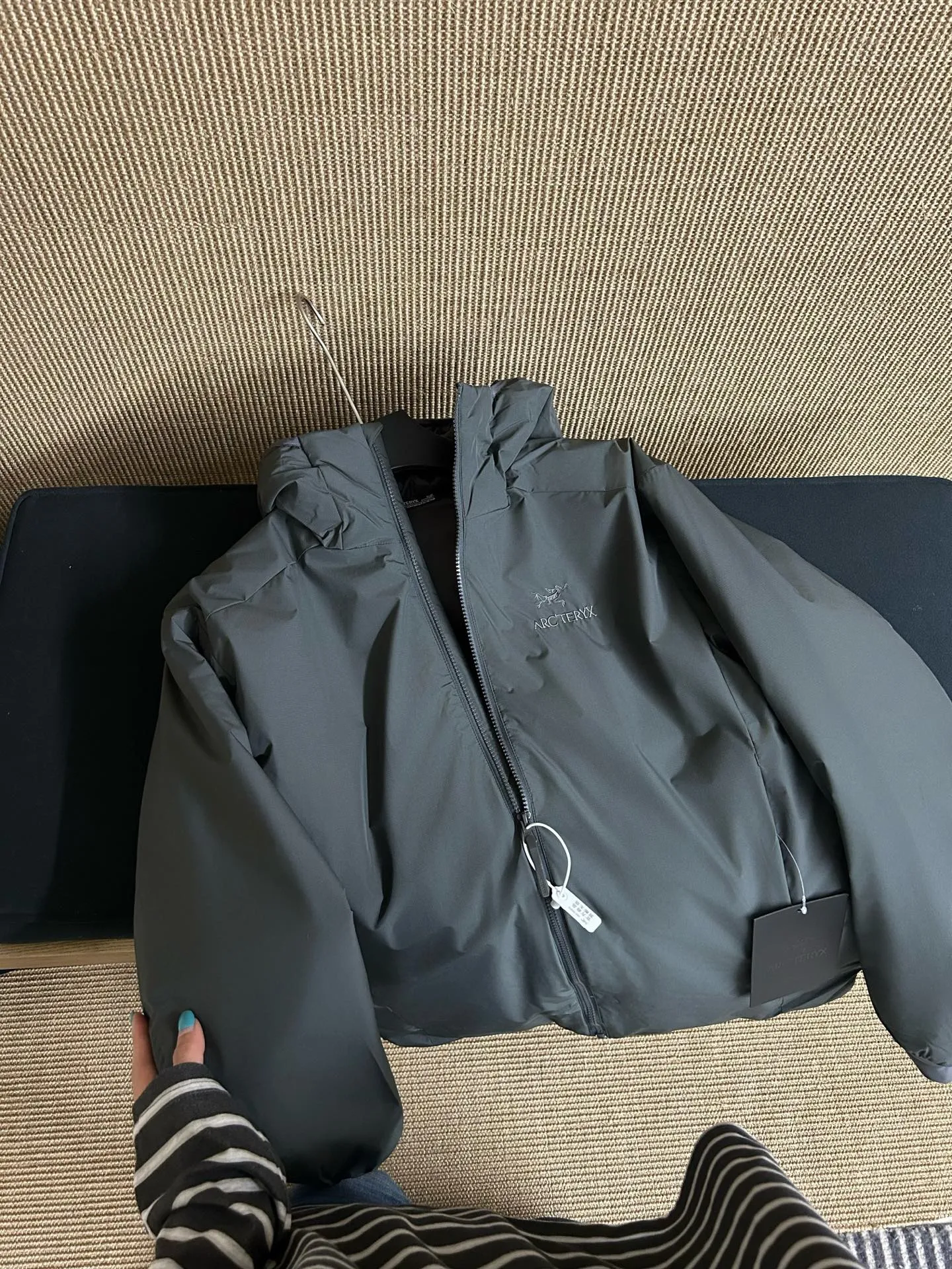 【Arcteryx Atom Hoody 】 : Arcteryx， ， ， 。 ， ， 。 ，Arcteryx ， 。Quality、 ， 。 ， + : ✅ 100% ，Tyono 30 ， ， ✅ ， Wear-Resistant Breathable ✅ ， ， ✅ ， ， ， ✅ 、 ， ， ✅ logo ， ✅ YKK， ✅ ：Coreloft TM Continuous 65 ， ✅（65g/m 2) : ，Breathable ，ATOM Coreloft TM Continuous ， ， ， ， Wear-Resistant ， ， ， 。